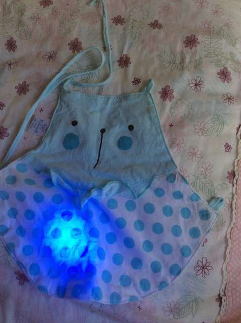  寶媽買了紫光手電，衣服上好多熒光劑，看的心慌害怕